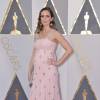 Emily Blunt dévoile ses rondeurs aux Oscars 2016.