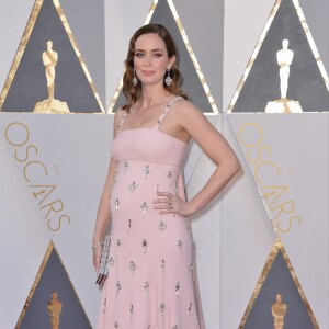 Emily Blunt dévoile ses rondeurs aux Oscars 2016.