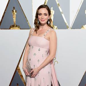 Emily Blunt dévoile ses rondeurs aux Oscars 2016.