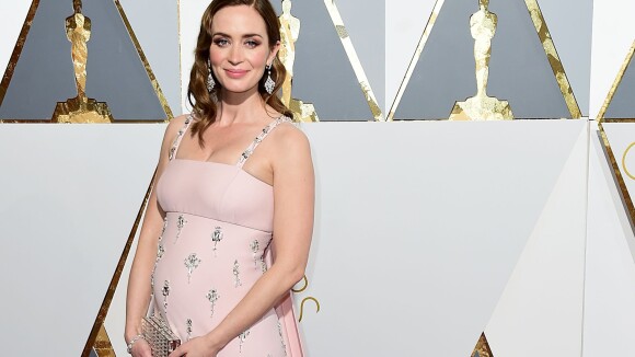 Emily Blunt enceinte : Sublime aux Oscars pour dévoiler ses jolies rondeurs