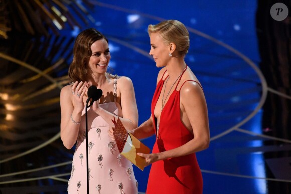 Emily Blunt et Charlize Theron pendant les Oscars 2016.