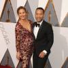 Chrissy Teigen (enceinte) et son mari John Legend - Photocall de la 88ème cérémonie des Oscars au Dolby Theatre à Hollywood. Le 28 février 2016