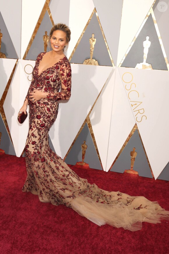 Chrissy Teigen (enceinte) - Photocall de la 88ème cérémonie des Oscars au Dolby Theatre à Hollywood. Le 28 février 2016
