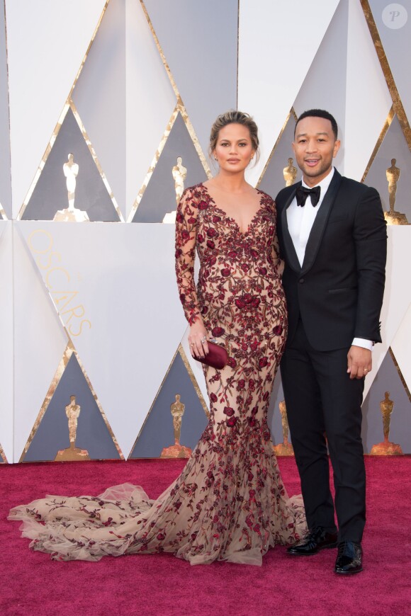 Chrissy Teigen (enceinte) et son mari John Legend - Photocall de la 88ème cérémonie des Oscars au Dolby Theatre à Hollywood. Le 28 février 2016