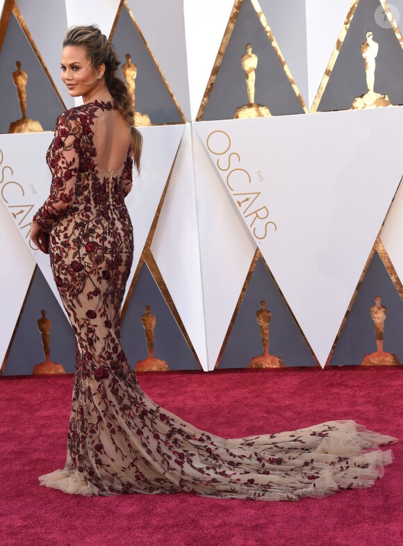 Chrissy Teigen (enceinte) - Photocall de la 88ème cérémonie des Oscars au Dolby Theatre à Hollywood. Le 28 février 2016