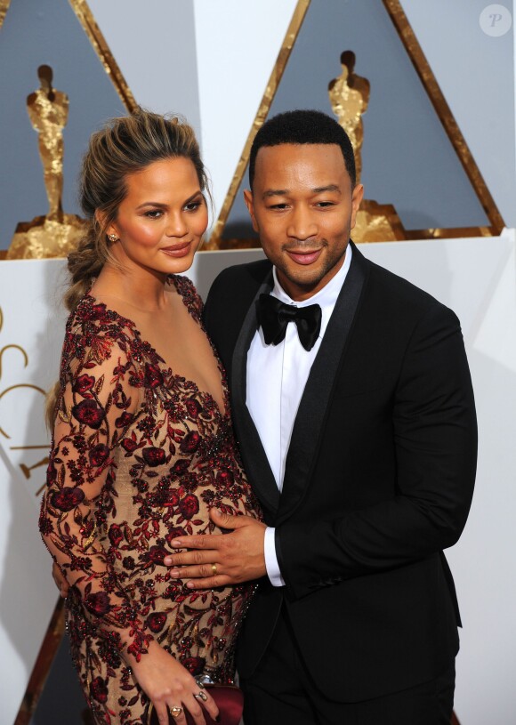 John Legend et sa femme Chrissy Teigen (enceinte) - Photocall de la 88ème cérémonie des Oscars au Dolby Theatre à Hollywood. Le 28 février 2016