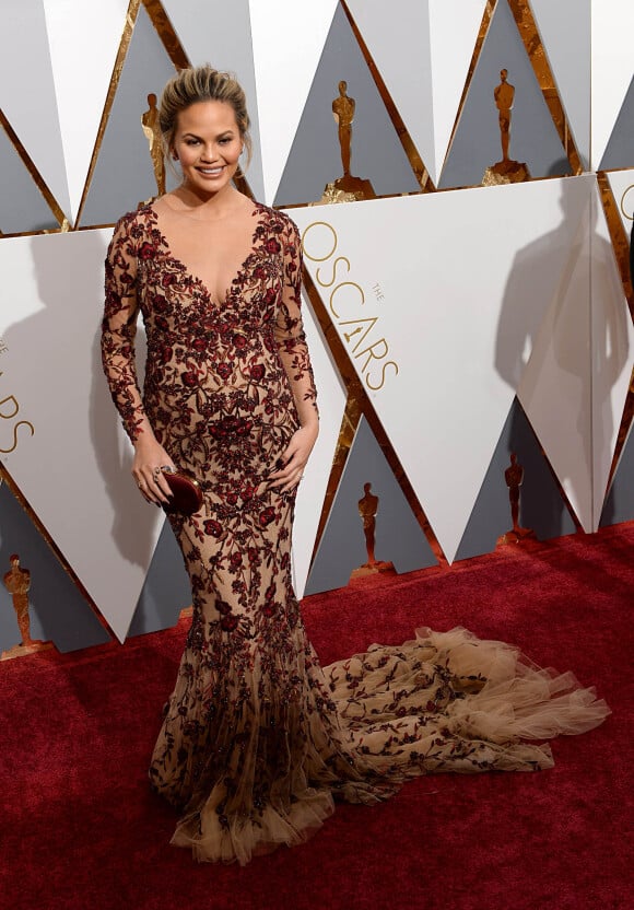 Chrissy Teigen enceinte - 88ème cérémonie des Oscars à Hollywood, le 28 février 2016.