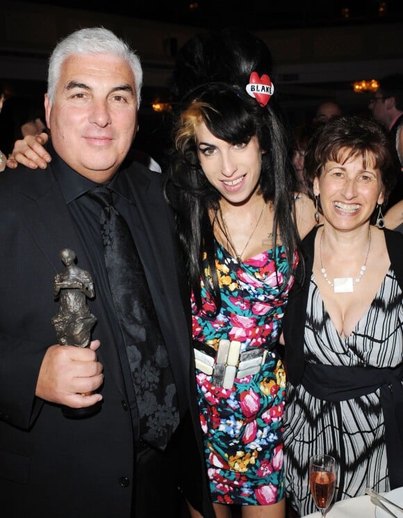 Amy Winehouse avec son père Mitchell et sa fille Janis aux 53e Ivor Novello Awards à Londres, le 22 mai 2008