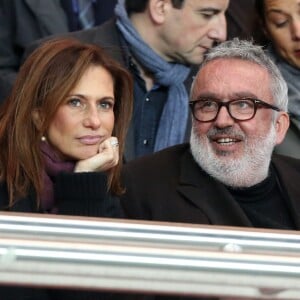 Dominique Farrugia et sa femme Isabelle, au Parc des Princes à Paris le 12 mars 2014.