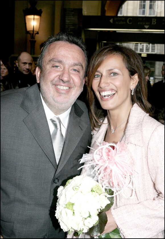 Dominique Farrugia et Isabelle, à la mairie du 16e arrondissement de Paris pour leur mariage, le 22 janvier 2005.