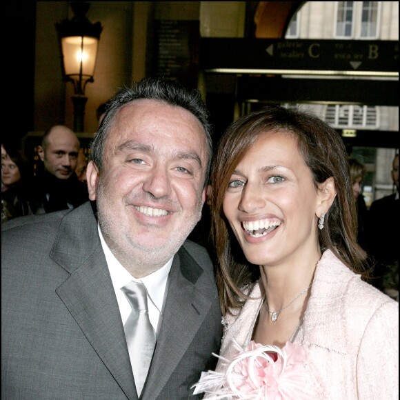 Dominique Farrugia et Isabelle, à la mairie du 16e arrondissement de Paris pour leur mariage, le 22 janvier 2005.