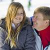 La princesse Alexia des Pays-Bas, 10 ans, ici avec son père le roi Willem-Alexander devant les photographes le 22 février, s'est cassé le fémur le 27 février 2016 en skiant à Lech am Arlberg. Elle a été opérée le jour même et a quitté l'hôpital le mardi 1er mars.