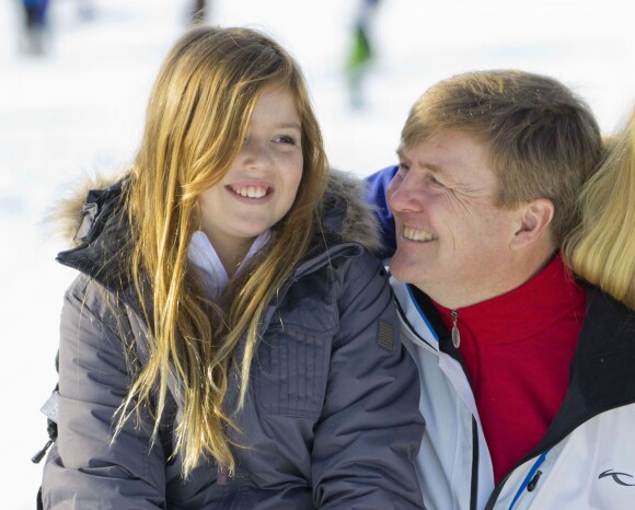 La princesse Alexia des Pays-Bas, 10 ans, ici avec son père le roi Willem-Alexander devant les photographes le 22 février, s'est cassé le fémur le 27 février 2016 en skiant à Lech am Arlberg. Elle a été opérée le jour même et a quitté l'hôpital le mardi 1er mars.
