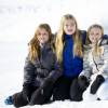 La princesse Alexia des Pays-Bas, 10 ans, ici avec ses soeurs Catharina-Amalia et Ariane devant les photographes le 22 février, s'est cassé le fémur le 27 février 2016 en skiant à Lech am Arlberg. Elle a été opérée le jour même et a quitté l'hôpital le mardi 1er mars.