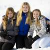 La princesse Alexia des Pays-Bas, 10 ans, ici avec ses soeurs Catharina-Amalia et Ariane devant les photographes le 22 février, s'est cassé le fémur le 27 février 2016 en skiant à Lech am Arlberg. Elle a été opérée le jour même et a quitté l'hôpital le mardi 1er mars.