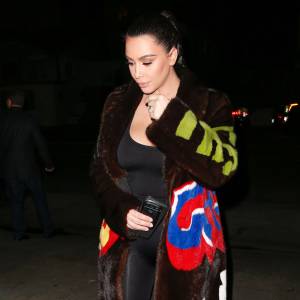 Kim Kardashian arrive au restaurant Giorgio Baldi à Santa Monica, habillée d'un manteau en fourrure Moschino, d'un body et de bottines noires. Le 3 mars 2016.