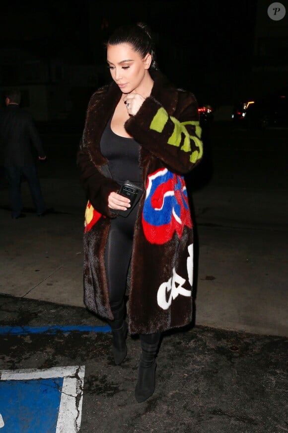 Kim Kardashian arrive au restaurant Giorgio Baldi à Santa Monica, habillée d'un manteau en fourrure Moschino, d'un body et de bottines noires. Le 3 mars 2016.