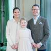 La princesse Victoria, le prince Daniel et la princesse Estelle de Suède posant chez eux au palais Haga pour les 4 ans d'Estelle, le 23 février 2016, quelques jours avant la naissance de son petit frère le prince Oscar, le 2 mars 2016.