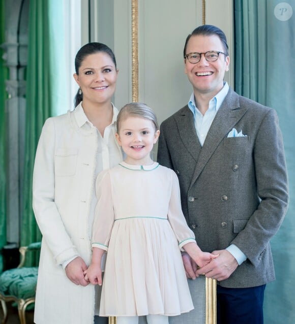 La princesse Victoria, le prince Daniel et la princesse Estelle de Suède posant chez eux au palais Haga pour les 4 ans d'Estelle, le 23 février 2016, quelques jours avant la naissance de son petit frère le prince Oscar, le 2 mars 2016.