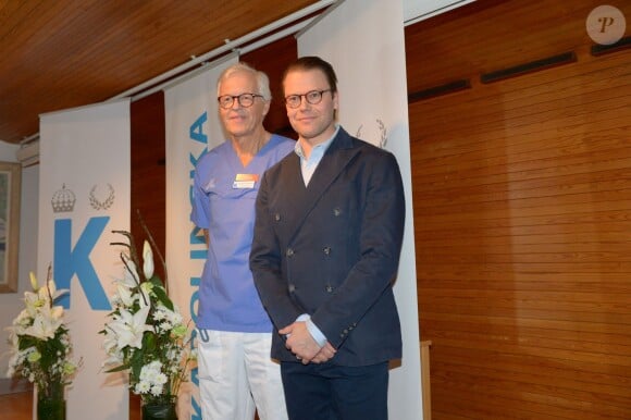 Le prince Daniel de Suède avec le docteur Lennart Nordström lors de l'annonce de la naissance de son fils le prince Oscar Carl Olof de Suède devant la presse à l'hôpital Karolinska, né le 2 mars 2016 à 20h28.