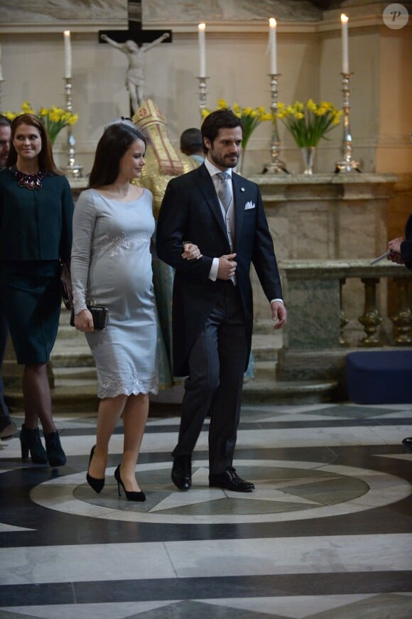 Le prince Carl Philip de Suède et la princesse Sofia, enceinte, lors d'une messe de Te Deum célébrée le 3 mars 2016 en la chapelle du palais royal Drottningholm à Stockholm suite à la naissance du prince Oscar Carl Olof, duc de Scanie, deuxième enfant de la princesse Victoria et du prince Daniel.