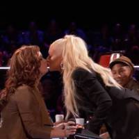 Christina Aguilera : Nouveau baiser lesbien... avec une candidate de The Voice !