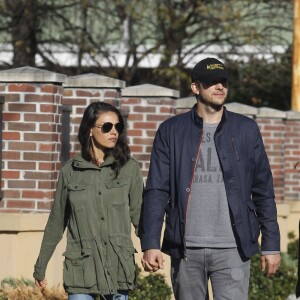 Exclusif - Ashton Kutcher et sa femme Mila Kunis se promènent en amoureux à La Nouvelle-Orléans, le 6 janvier 2016. © CPA / Bestimage