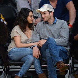 Mila Kunis et son fiancé Ashton Kutcher très amoureux et très complices au match de basket des Lakers à Oklahoma City, le 19 décembre 2014.