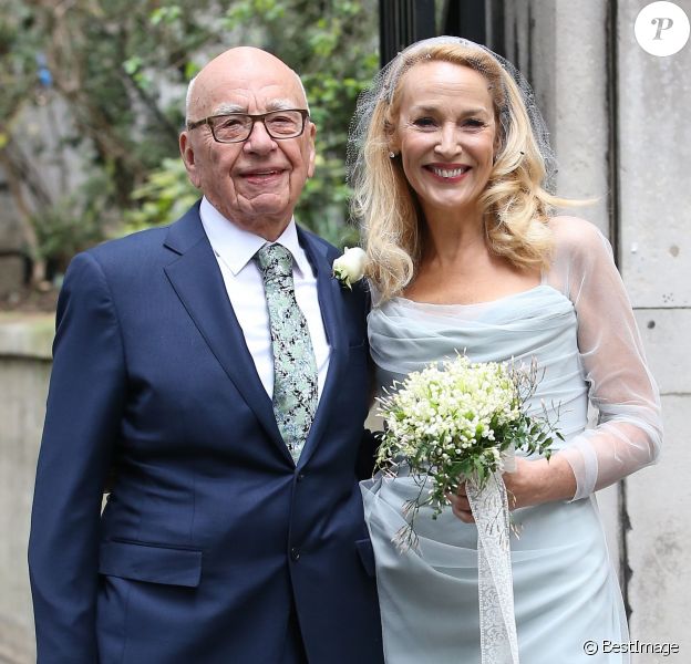 Rupert Murdoch et Jerry Hall, mariés, quittent l'église Saint-Bride à Londres le 5 mars 2016. © Cyril Moreau / Bestimage