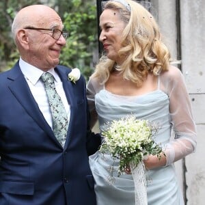 Rupert Murdoch et Jerry Hall, mariés, quittent l'église Saint-Bride à Londres le 5 mars 2016. © Cyril Moreau / Bestimage