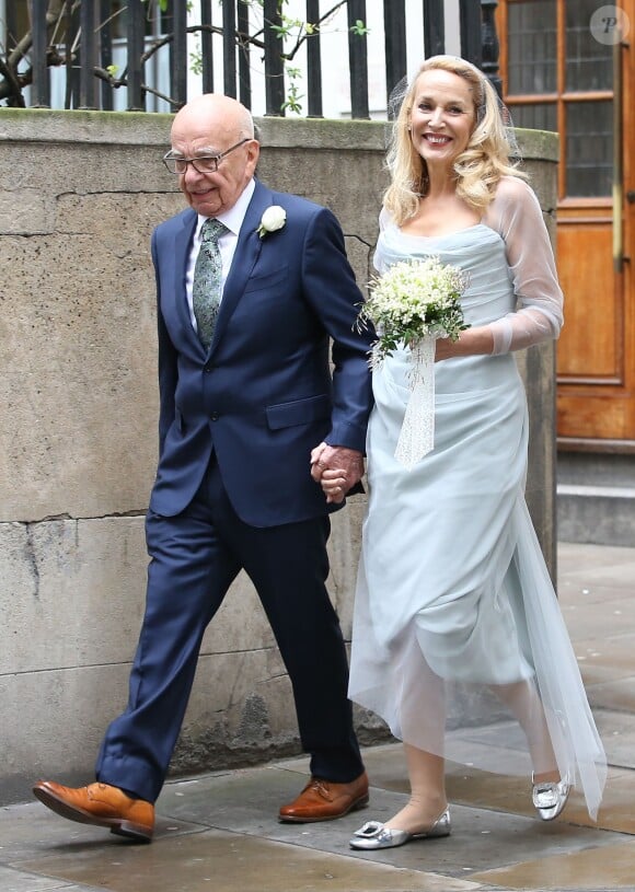 Rupert Murdoch et Jerry Hall, mariés, quittent l'église Saint-Bride à Londres le 5 mars 2016. © Cyril Moreau / Bestimage