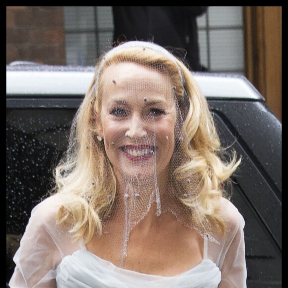 La mariée Jerry Hall arrive à l'église Saint-Bride de Londres le 5 mars 2016.