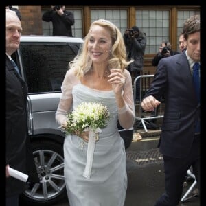 La mariée Jerry Hall arrive à l'église Saint-Bride de Londres le 5 mars 2016.