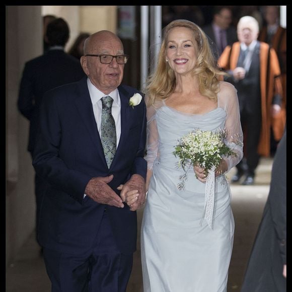 Rupert Murdoch et Jerry Hall, mariés, quittent l'église Saint-Bride à Londres le 4 mars 2016.