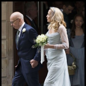 Rupert Murdoch et Jerry Hall, mariés, quittent l'église Saint-Bride à Londres le 4 mars 2016.