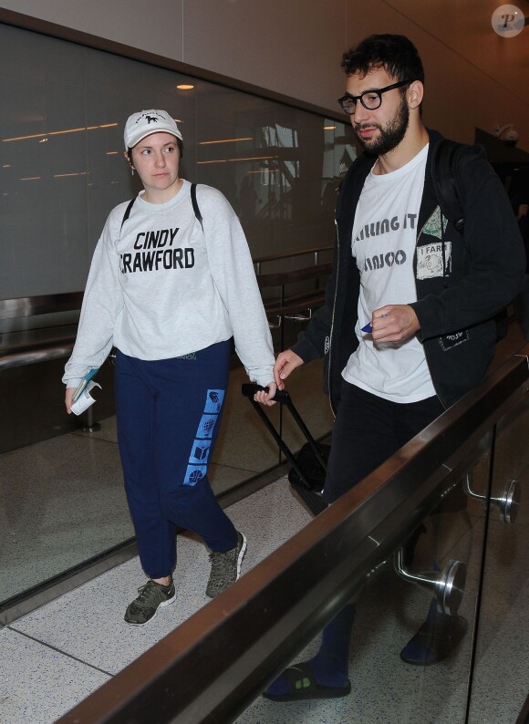 Lena Dunham et son compagnon Jack Antonoff arrivent à l'aéroport LAX à Los Angeles, le 14 octobre 2015