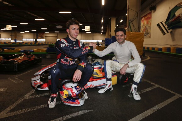 Pierre Gasly et Grégory Bakian, lors de l'opération Une course pour la vie, manifestation de karting au profit de l'Association Gregory Lemarchal, à Wissous, le 6 mars 2016. © Philippe Doignon