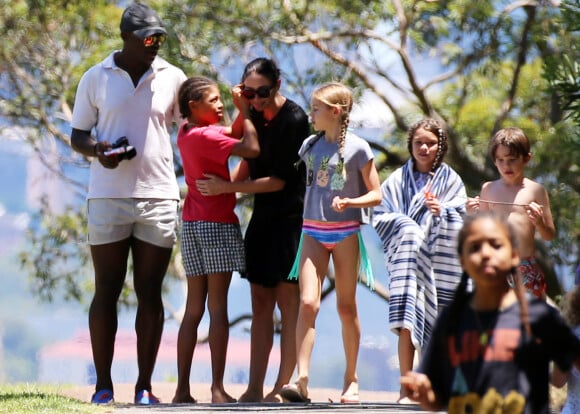 Exclusif - Seal, accompagné de sa compagne Erica Packer , emmène ses enfants Leni, Henry, Johan et Lou et ceux de sa compagne à la plage à Sydney, le 31 décembre 2015