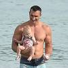 Exclusif - Wladimir Klitschko et sa fille Kaya à la plage à Miami le 20 septembre 2015. Hayden Panettiere quant à elle tourne un film à Nashville.