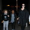 Angelina Jolie arrive avec ses enfants Pax, Shiloh et Zahara à l'aéroport de LAX à Los Angeles pour prendre l'avion, le 7 mars 2016