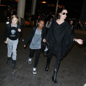 Angelina Jolie arrive avec ses enfants Pax, Shiloh et Zahara à l'aéroport de LAX à Los Angeles pour prendre l'avion, le 7 mars 2016