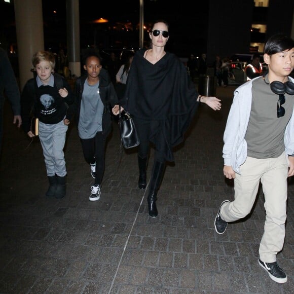 Angelina Jolie arrive avec ses enfants Pax, Shiloh et Zahara à l'aéroport de LAX à Los Angeles pour prendre l'avion, le 7 mars 2016