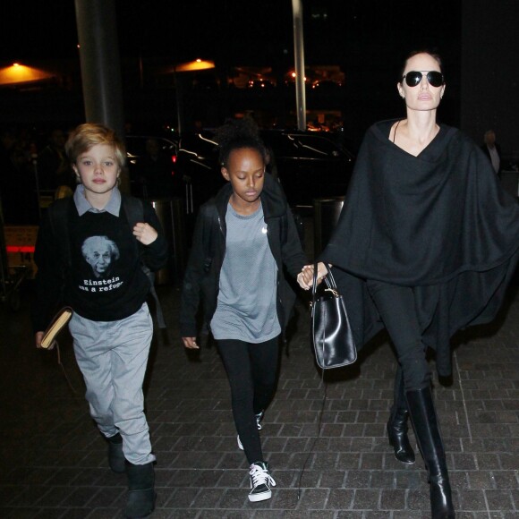 Angelina Jolie arrive avec ses enfants Pax, Shiloh et Zahara à l'aéroport de LAX à Los Angeles pour prendre l'avion, le 7 mars 2016