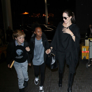 Angelina Jolie arrive avec ses enfants Pax, Shiloh et Zahara à l'aéroport de LAX à Los Angeles pour prendre l'avion, le 7 mars 2016