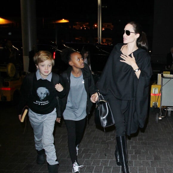 Angelina Jolie arrive avec ses enfants Pax, Shiloh et Zahara à l'aéroport de LAX à Los Angeles pour prendre l'avion, le 7 mars 2016