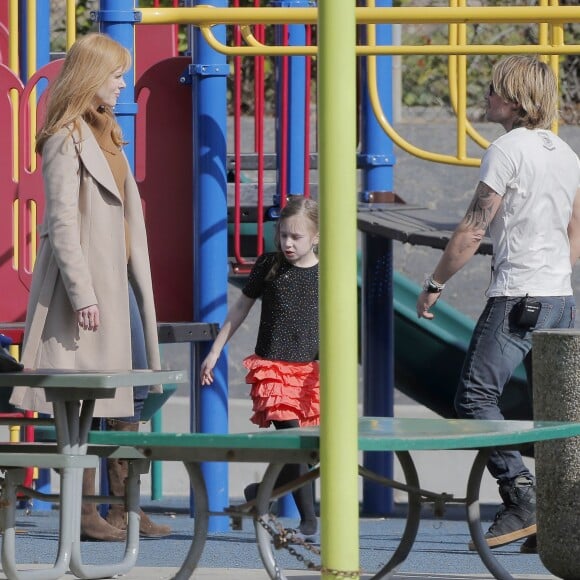 Exclusif - Nicole Kidman et son mari Keith Urban emmènent leurs filles Faith et Sunday au parc à Brentwood, le 17 janvier 2016.