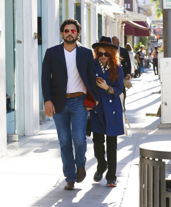 Exclusif - Paulina Rubio se promène avec son petit ami dans les rues de Beverly Hills, le 20 octobre 2015