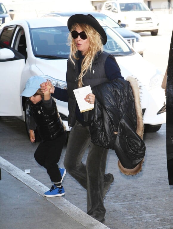 Paulina Rubio arrive avec son fils Andrea Nicolas Vallejo-Nagera arrive à l'aéroport LAX de Los Angeles pour prendre un avion. Le 7 avril 2014