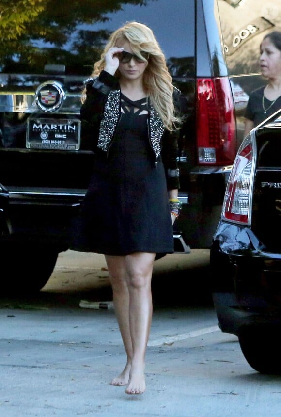 Exclusif - Paulina Rubio, pieds nus, sort de sa voiture a West Hollywood, le 11 decembre 2013.