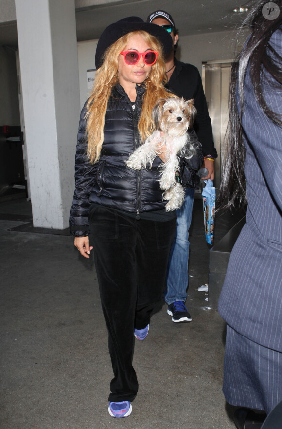Paulina Rubio arrive avec son chien a Los Angeles, le 5 septembre 2013.